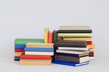 Beyaz arkaplan üzerine kitap yığını
