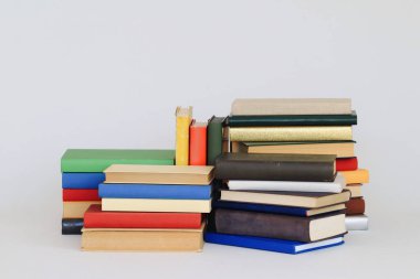 Beyaz arkaplan üzerine kitap yığını