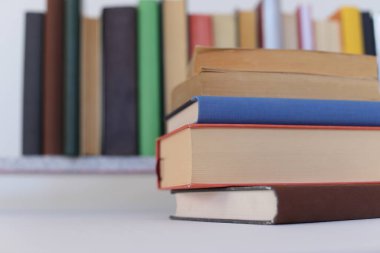 Beyaz arkaplanda kitap yığını, yakın plan