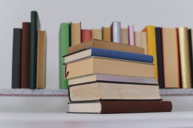 Beyaz arkaplan üzerine kitap yığını