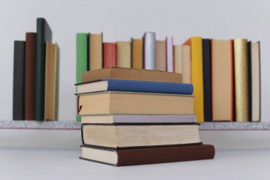 Beyaz arkaplan üzerine kitap yığını