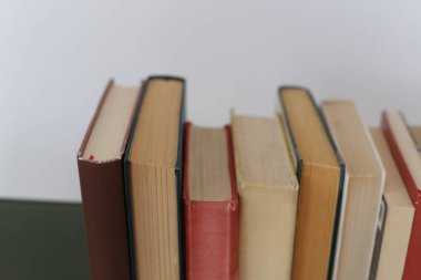 Beyaz arkaplan üzerine kitap yığını