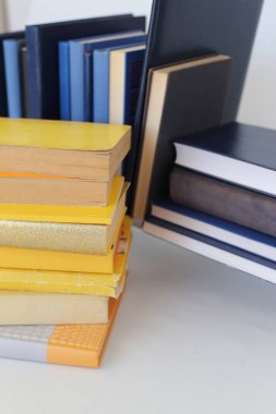 Beyaz arkaplan üzerine kitap yığını
