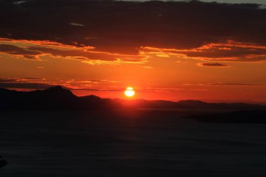 Akşamları gölün üzerinde güzel bir gün batımı