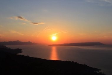 Nehrin üzerinde güzel bir gün batımı manzarası