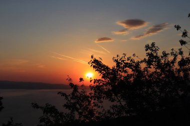 Nehirde gün batımı