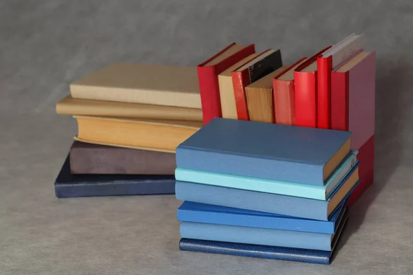 Stapel Alter Bücher Auf Einem Holztischhintergrund — Stockfoto