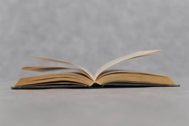 Ahşap arka planda açık bir kitap