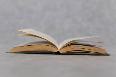 Ahşap arka planda açık bir kitap