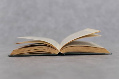 Ahşap arka planda açık bir kitap.