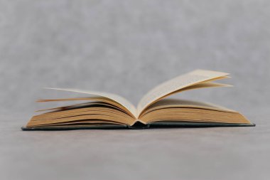 Ahşap arka planda açık bir kitap.