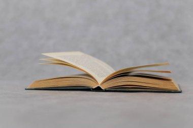 Ahşap arka planda açık bir kitap.