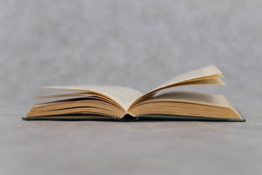 Ahşap arkaplan üzerine kitabı aç