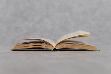 Ahşap arka planda açık bir kitap.