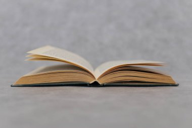 Ahşap arka planda açık bir kitap