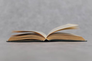 Ahşap arka planda açık bir kitap.