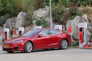 Vrgorac, Hırvatistan, 24,10.2022. Şehirde kırmızı Tesla arabası