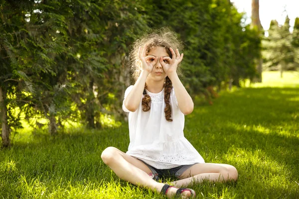 Menina feliz se divertindo, fazer gracejo divertido, em um dia ensolarado no parque. — Fotografia de Stock