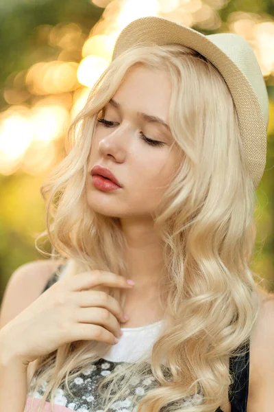 Close up retrato perfil de uma bela mulher loira com cabelo louro encaracolado e chapéu de palha. — Fotografia de Stock