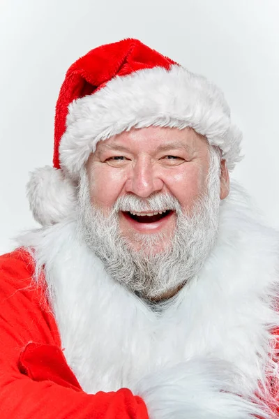 Vista de cerca de un feliz Santa Claus riendo vestido con un abrigo rojo y un sombrero, fondo blanco aislado. —  Fotos de Stock