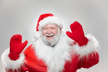 Kırmızı ceketli, eldivenli ve şapkalı mutlu bir Noel Baba 'nın ön yüzü..