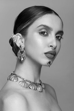 Siyah beyaz görüntü. Güzel bir genç kadının dikey portresi, saç stili, makyaj, çıplak omuzlar, büyük dudaklar..