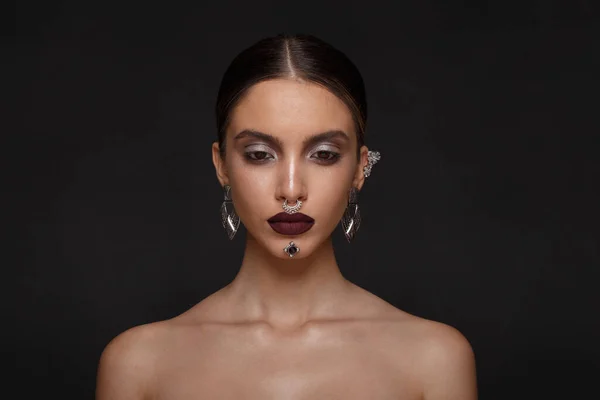 Gri Arka Planda Mücevheri Olan Güzel Bir Kadın Model Gözleri — Stok fotoğraf