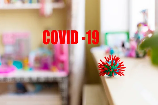 横向的观点 Coronavirus Covid 19流行病的符号 位于房间的金属表面 — 图库照片