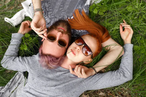 Visão Superior Duas Pessoas Confidentes Óculos Sol Sentadas Uma Grama — Fotografia de Stock