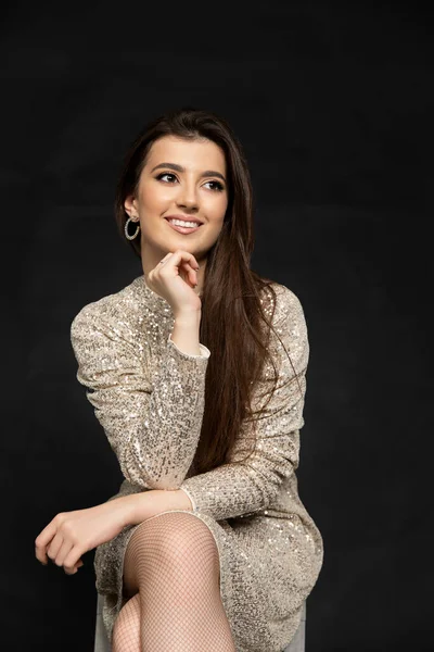 Sorrindo Bela Jovem Mulher Usar Vestido Bege Menina Beleza Com — Fotografia de Stock