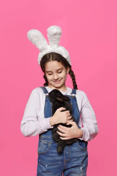 Liten Vacker Flicka Bär Söt Påsk Kanin Öron Ler Med — Stockfoto