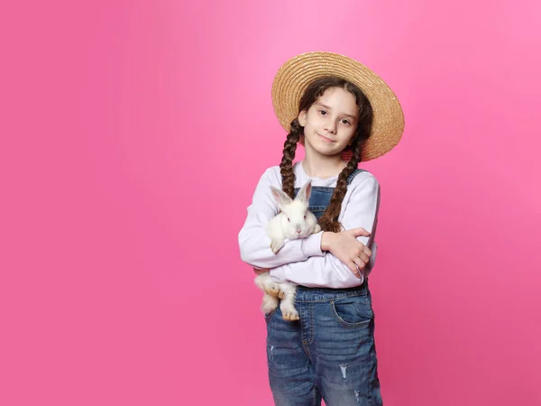 Liten Glad Flicka Klädd Jeans Och Halmhatt Hålla Liten Vit — Stockfoto