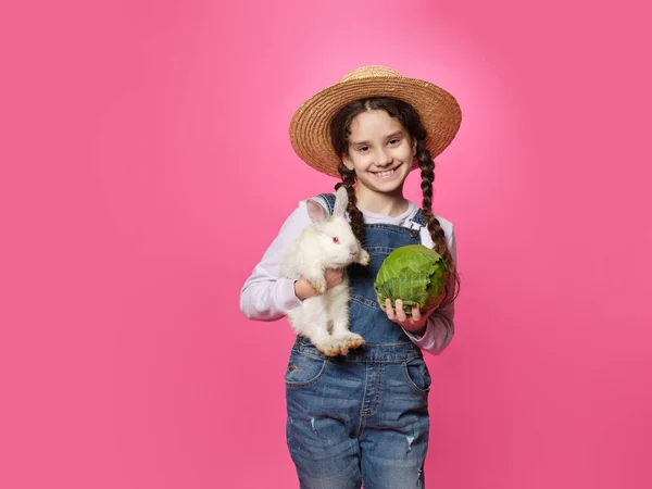 Rolig Liten Flicka Halmhatt Håller Riktig Kanin Och Grön Kål — Stockfoto