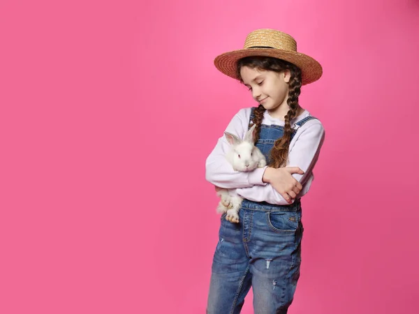 Bedårande Lockigt Liten Flicka Halmhatt Håller Riktigt Söt Kanin Tittar — Stockfoto