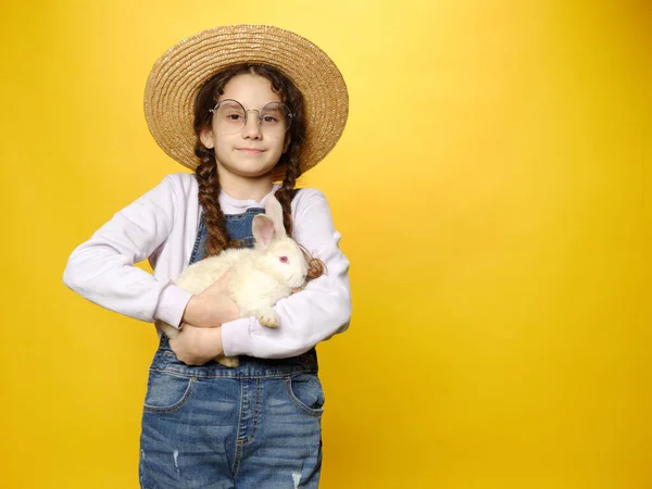 Söt Leende Skolflicka Som Håller Söt Riktig Kanin Isolerad Gul — Stockfoto