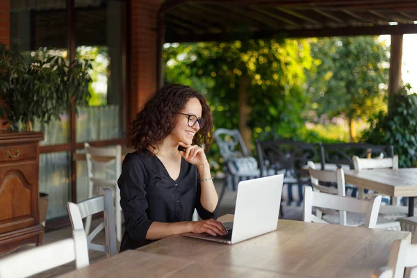 Fröhliche Junge Frau Arbeitet Auf Der Terrasse Laptop — Stockfoto