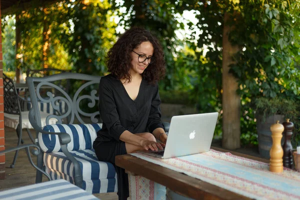 Vacker Affärskvinna Som Jobbar Sin Laptop Och Poserar Terrassen Horisontell — Stockfoto