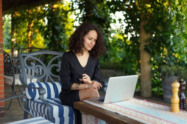 Schöne Geschäftsfrau Arbeitet Ihrem Laptop Und Posiert Auf Der Terrasse — Stockfoto