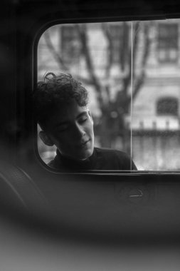 Siyah ışıkta bir erkek modelin portresi. Siyah ve beyaz resim.