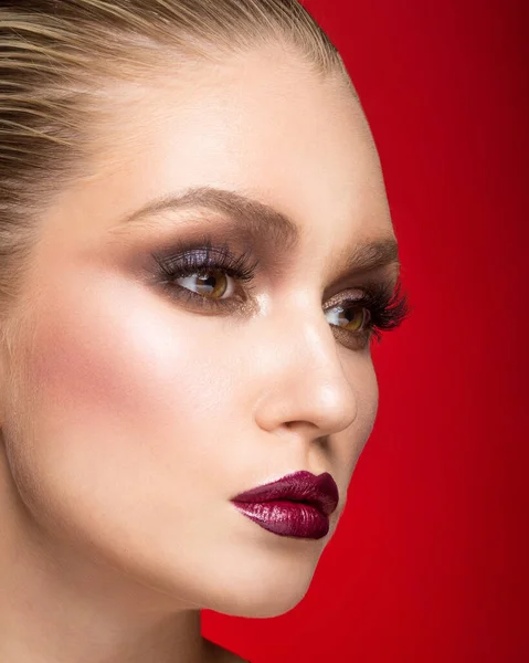 Närbild Beskärd Blond Kvinna 20S Perfekt Makeup Isolerad Mörkröd Bakgrund — Stockfoto