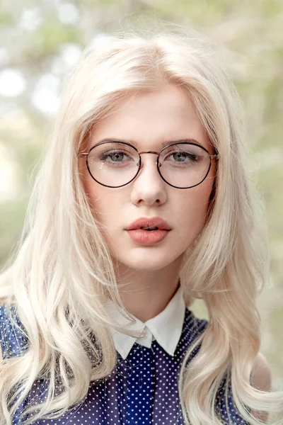 Närbild Front Porträtt Vacker Blond Ung Kvinna Trendiga Glasögon — Stockfoto