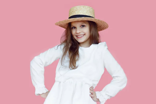 Voorportret Van Een Vrolijk Klein Meisje Elegante Witte Jurk Strohoed — Stockfoto