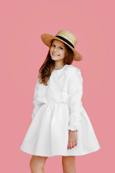 Voorbeeld Van Een Vrolijk Klein Lachend Meisje Schattige Witte Jurk — Stockfoto