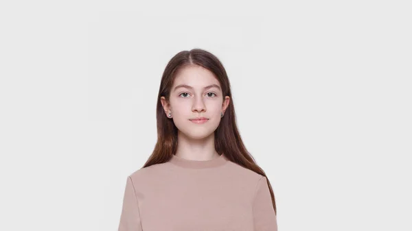 Retrato Frontal Uma Linda Adolescente Olhando Para Câmera Isolada Fundo — Fotografia de Stock