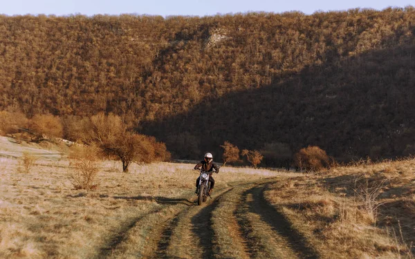 Widok Poziomy Motocyklista Pustyni Sucha Trawa Road Sporty Ekstremalne Aktywny — Zdjęcie stockowe