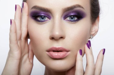 Mavi gözlü ve pembe tırnaklı güzel bir kadın. Cazibeli manken. Makyajlı bir kadının moda portresi.