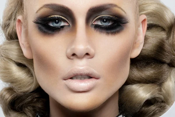 Närbild front porträtt av blond kvinna med konstnärlig frisyr och makeup, dramatisk look, rökig makeup. — Stockfoto