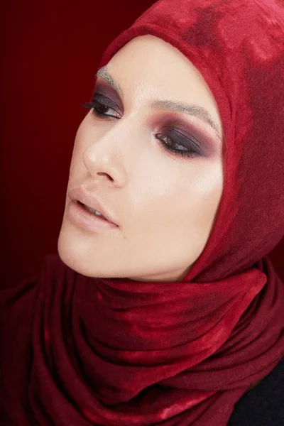 Skönhetsporträtt Närbild Ung Muslimsk Kvinna Hijab Med Rökiga Ögon Och — Stockfoto
