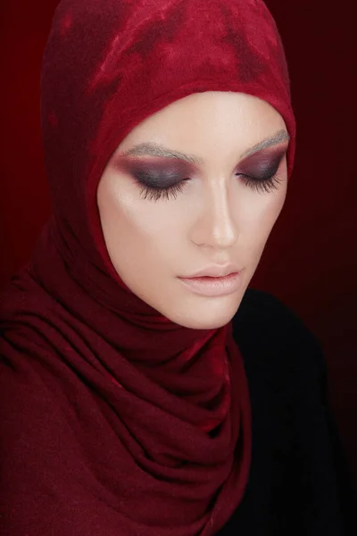 Skönhetsporträtt Närbild Ung Kvinna Hijab Med Rökiga Ögon Och Naturliga — Stockfoto