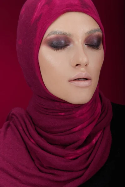 Skönhetsporträtt Närbild Ung Muslimsk Kvinna Hijab Med Rökiga Ögon Och — Stockfoto